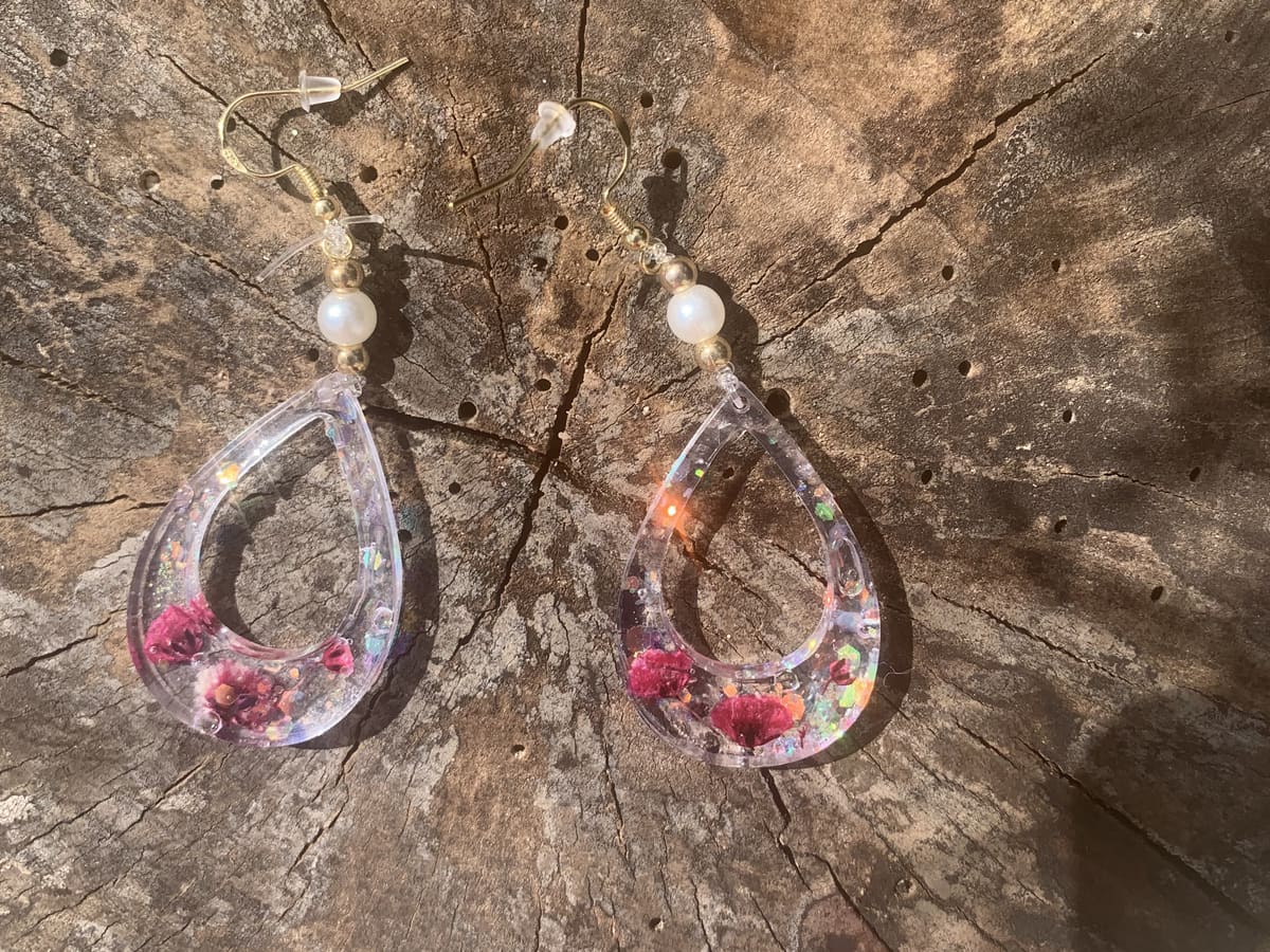 Boucles d'oreilles gouttes avec fleurs rouges séchées