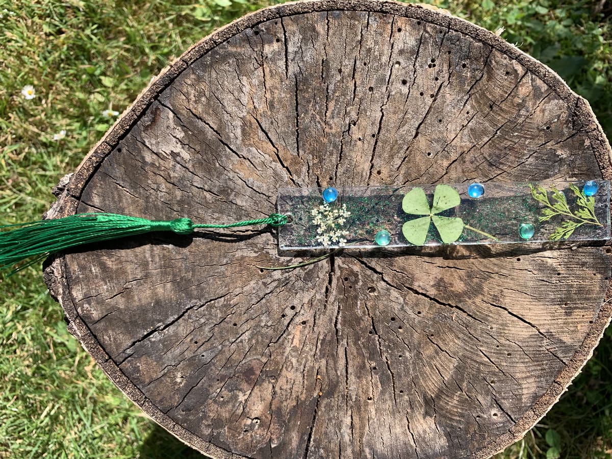 Marque-page en résine avec trèfle à quatre feuilles, perles bleues et pompon vert