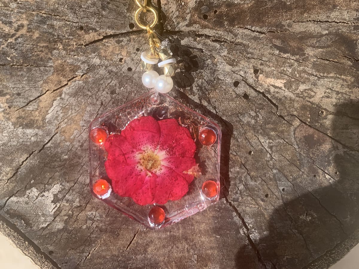 Porte-clé rouge avec fleur de coquelicot séchée