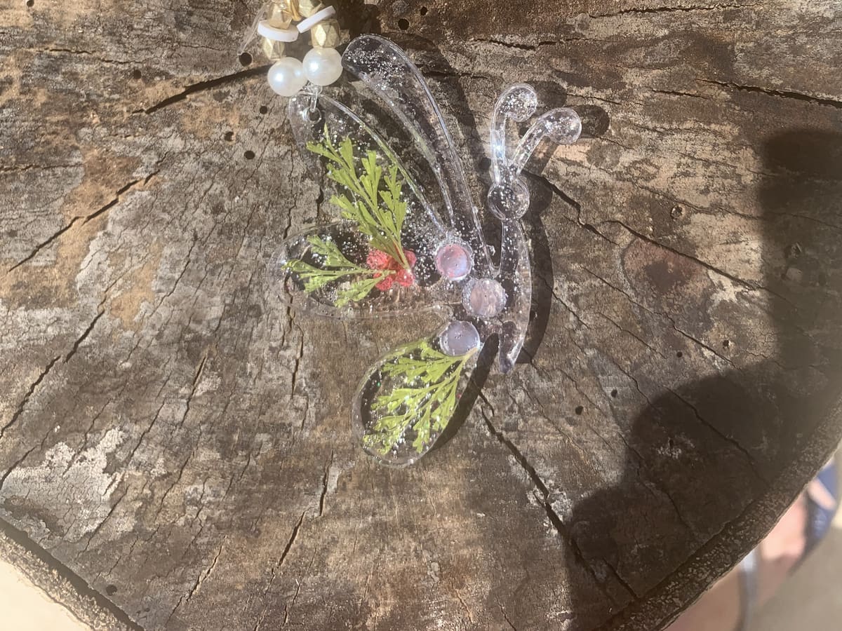 Porte-clé feuille naturelle avec fleurs séchées