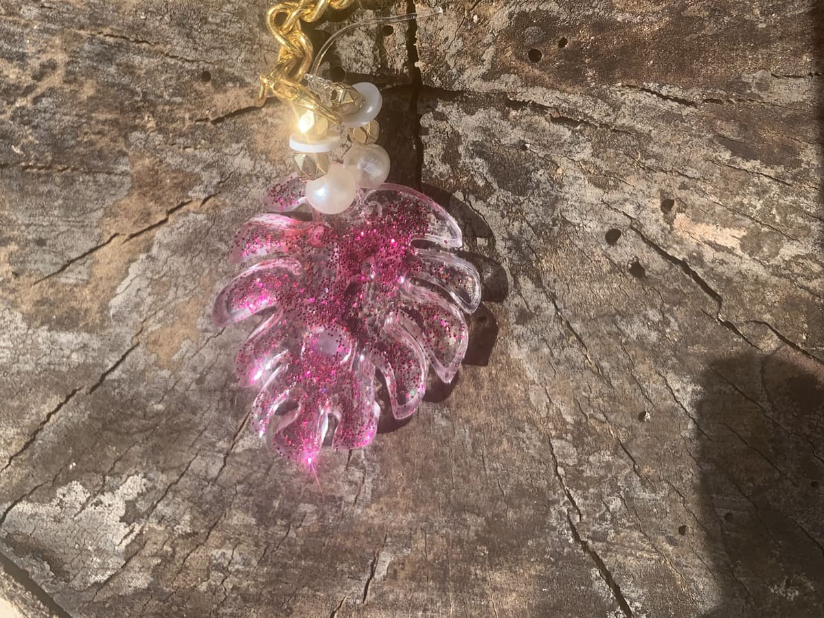 Porte-clé feuille rose en résine avec perles