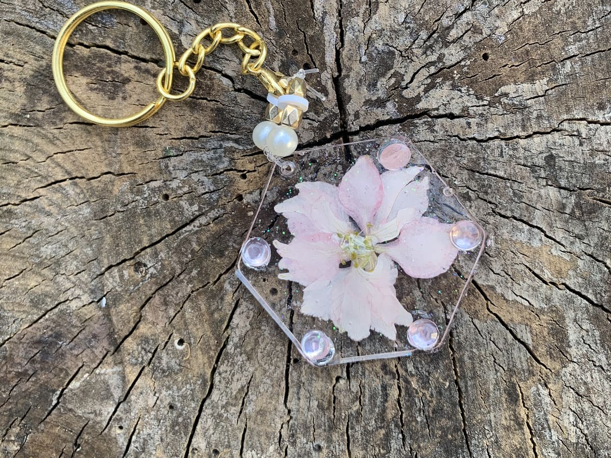 Porte-clé pentagone avec fleur rose séchée