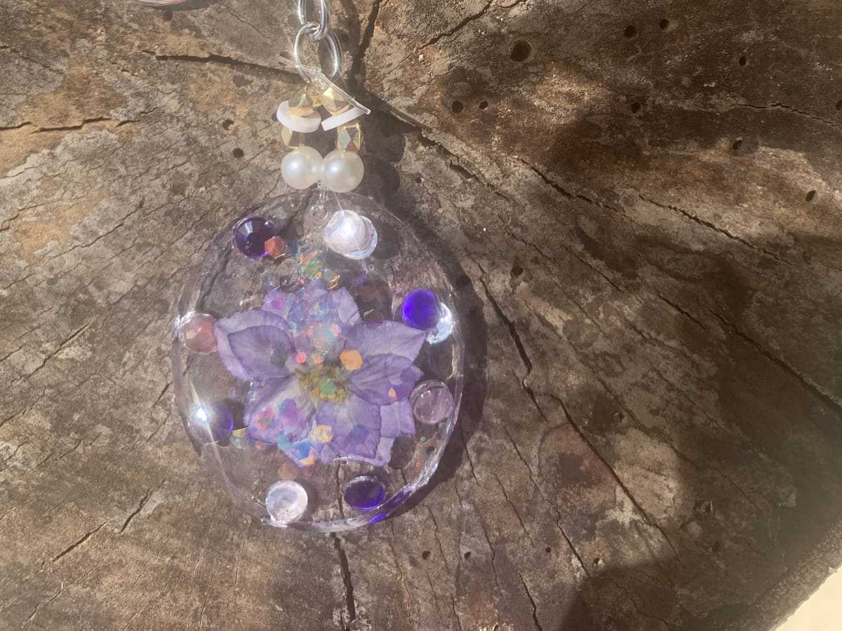 Porte-clé argenté avec fleur violette et perles nacrées