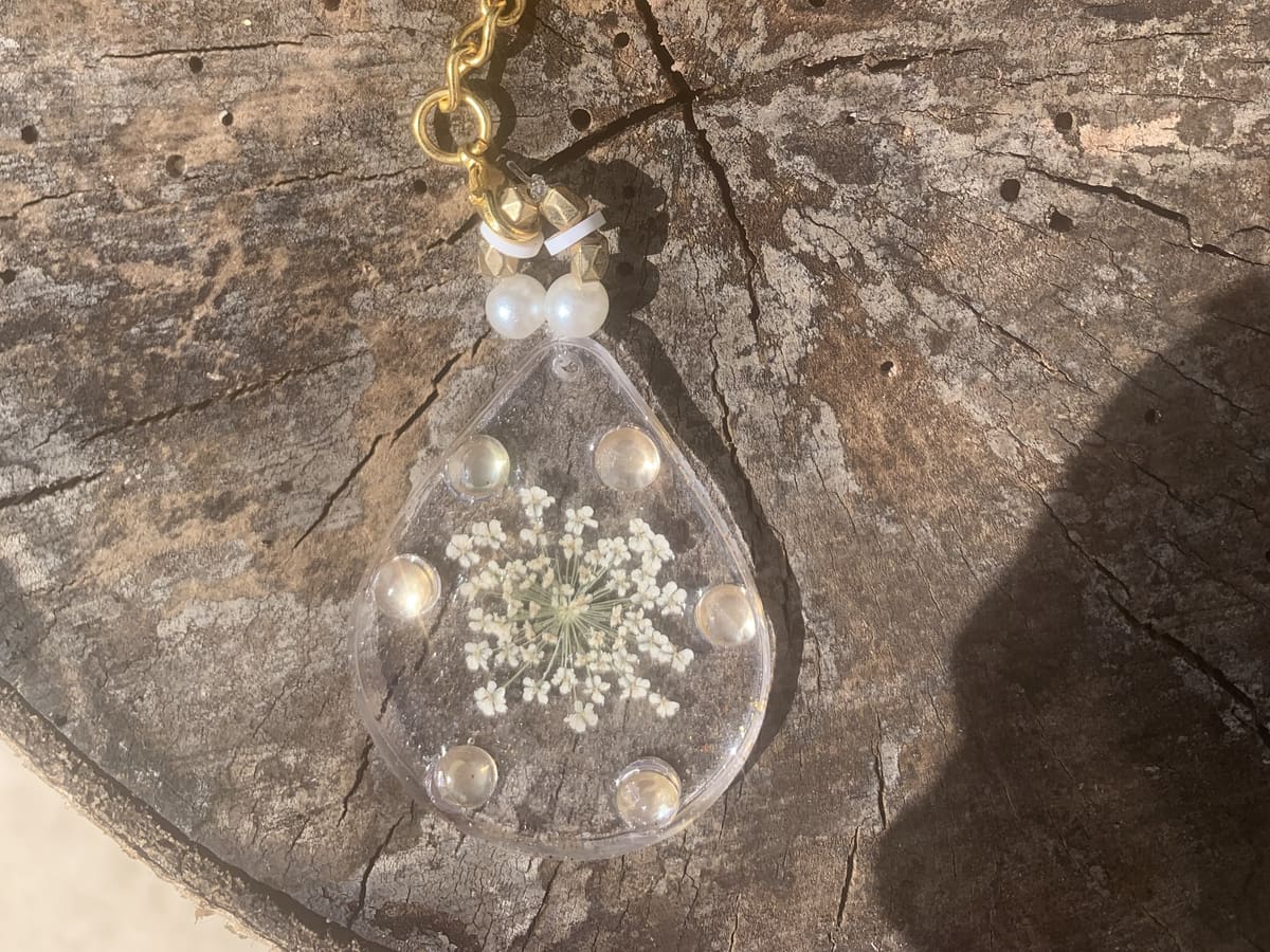 Porte-clé goutte avec gypsophile blanche séchée