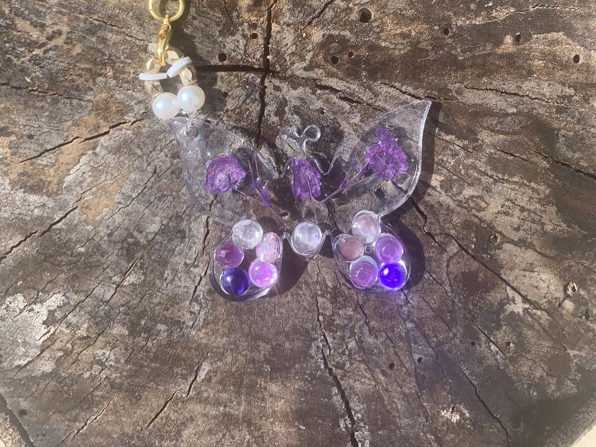 Porte-clé papillon violet avec fleurs séchées