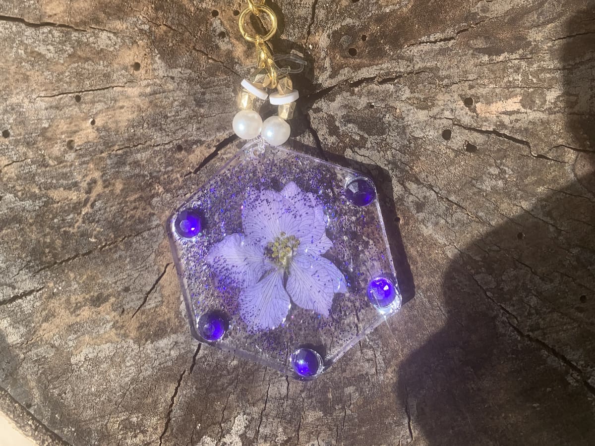 Porte-clé avec pensée violette en résine