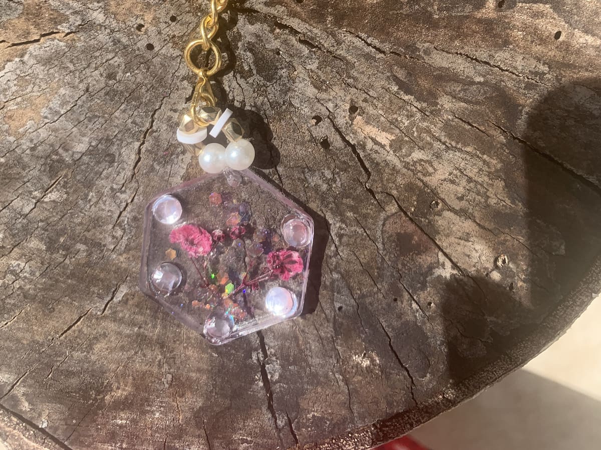 Porte-clé pentagone avec petites fleurs roses séchées
