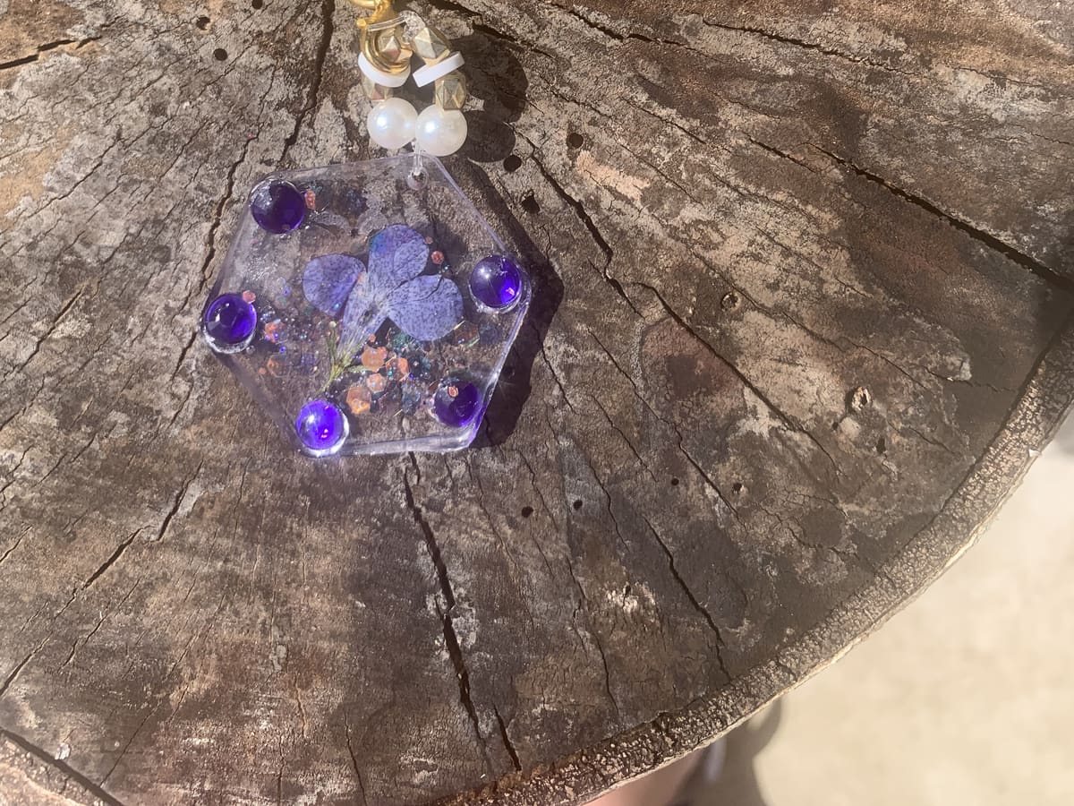 Porte-clé pentagone avec fleurs violettes séchées
