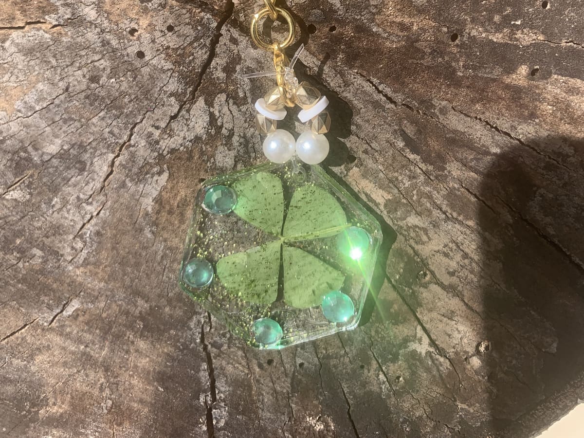 Porte-clé doré avec trèfle à quatre feuilles et perles nacrées