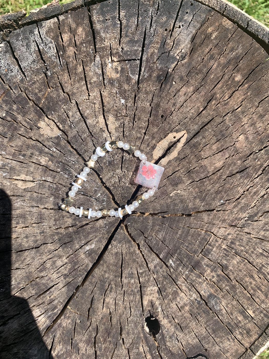 Bracelet avec fleur rouge